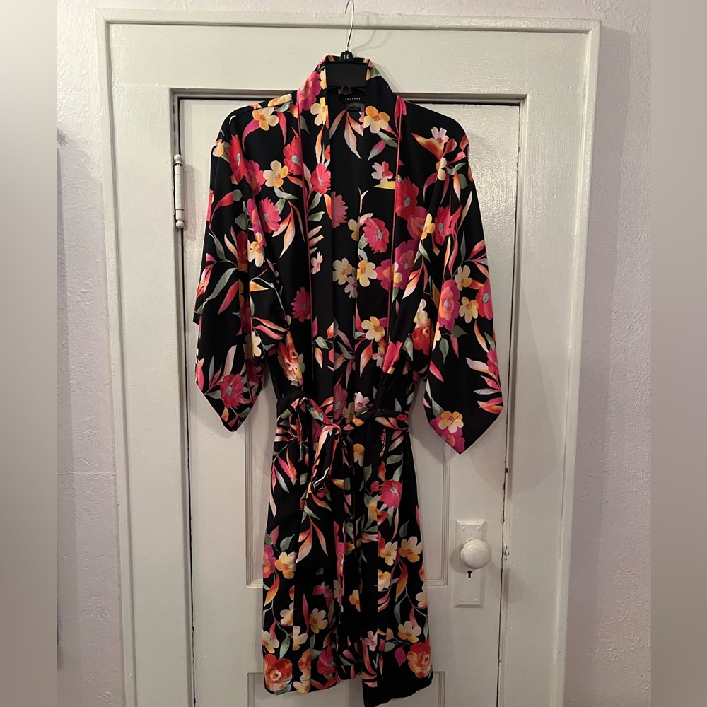 Natori floral kimono robe size large barely worn
